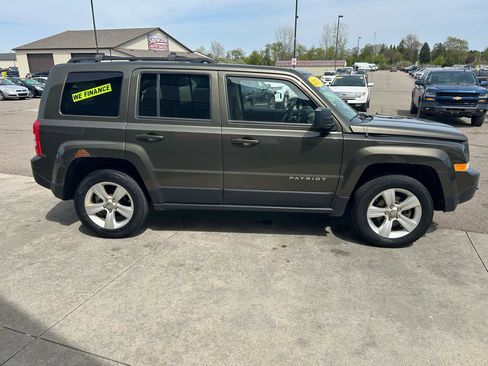 Used 2015 Jeep Patriot Latitude w/ Sun/Sound Group AWD/4WD image 4