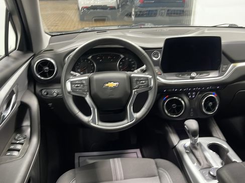 Used 2025 Chevrolet Blazer LT FWD image 3