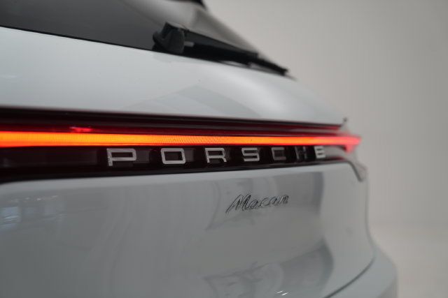 Certified 2026 Porsche Macan AWD/4WD image 28
