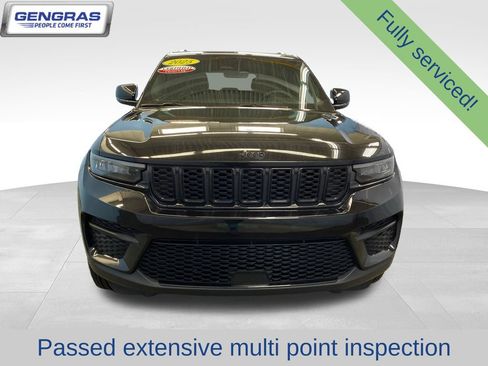Used 2025 Jeep Grand Cherokee Altitude AWD/4WD image 2