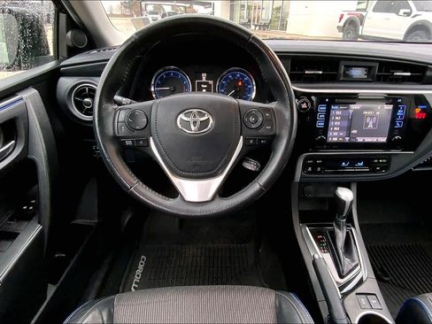 Used 2018 Toyota Corolla SE w/ SE Premium Package image 6