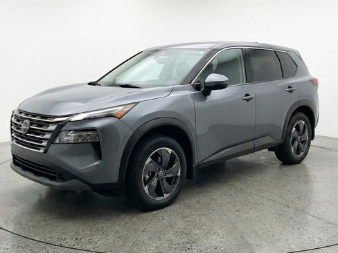 Used 2025 Nissan Rogue SV image 2