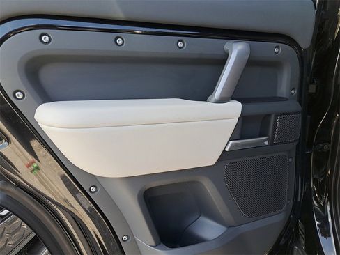 Used 2024 Land Rover Defender 110 X-Dynamic SE image 26