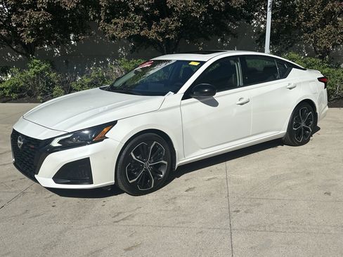 Used 2023 Nissan Altima 2.5 SR w/ SR Premium Package FWD image 3