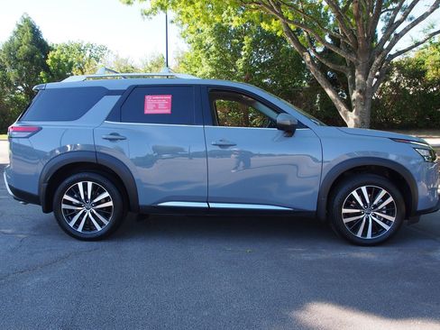 Used 2025 Nissan Pathfinder Platinum FWD image 8