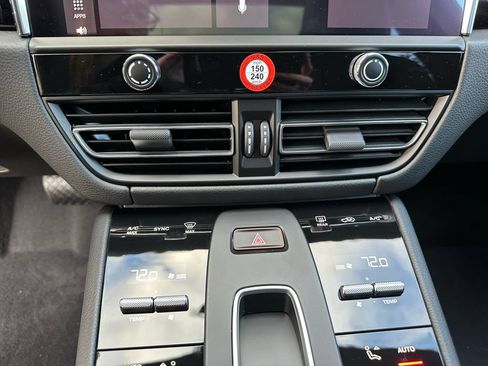 Used 2026 Porsche Macan AWD/4WD image 23