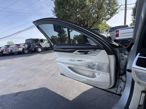 Used 2018 BMW 750i xDrive AWD/4WD image 16
