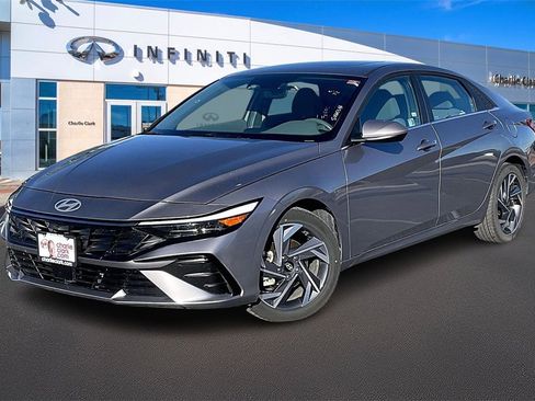 Used 2025 Hyundai Elantra SEL image 1