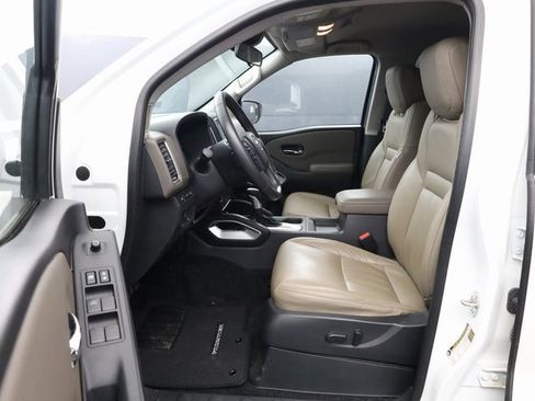 Used 2024 Nissan Frontier SV w/ SV Convenience Package image 11