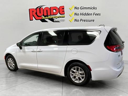 Used 2024 Chrysler Pacifica Touring-L image 3