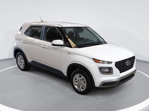 Certified 2025 Hyundai Venue SE FWD image 3