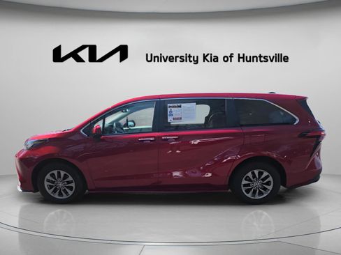 Used 2022 Toyota Sienna XLE image 4