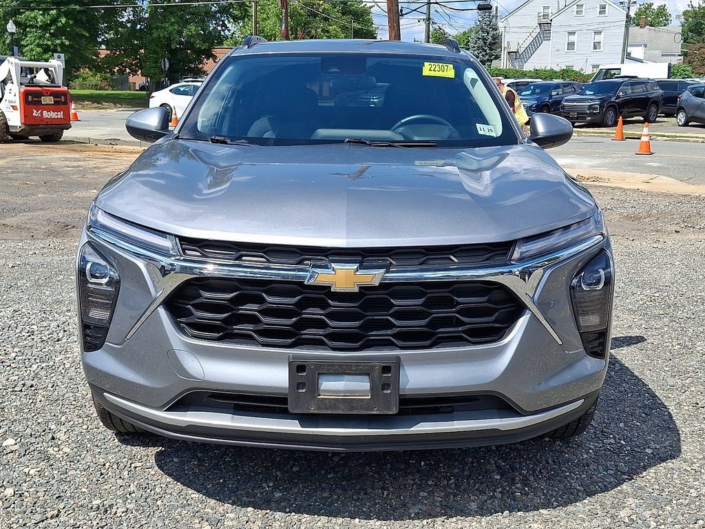 Used 2025 Chevrolet Trax LT w/ Driver Confidence Package FWD image 2