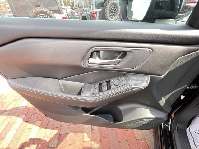 Used 2025 Nissan Rogue SV FWD image 10