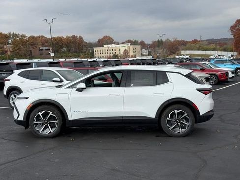 New 2026 Chevrolet Equinox EV LT image 2