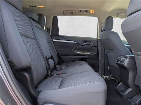 Used 2019 Toyota Highlander LE FWD image 19