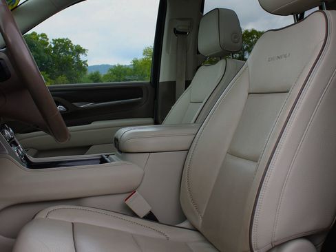 Used 2021 GMC Yukon Denali w/ Denali Premium Package image 19