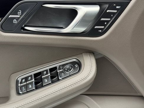 Certified 2023 Porsche Macan image 27
