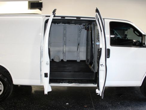 Used 2017 Chevrolet Express 2500 Extended RWD image 22