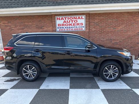 Used 2019 Toyota Highlander XLE AWD/4WD image 2