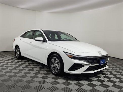 Certified 2025 Hyundai Elantra SE image 6