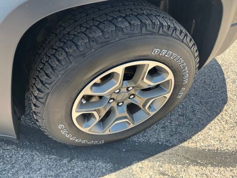 Used 2020 Jeep Cherokee Trailhawk AWD/4WD image 25