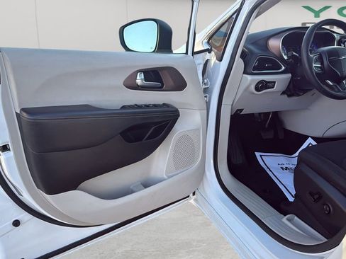 Used 2022 Chrysler Voyager LX image 50