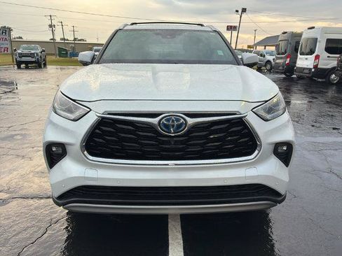 Used 2023 Toyota Highlander Platinum AWD/4WD image 2