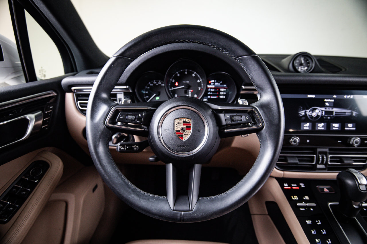 Certified 2024 Porsche Macan AWD/4WD image 26