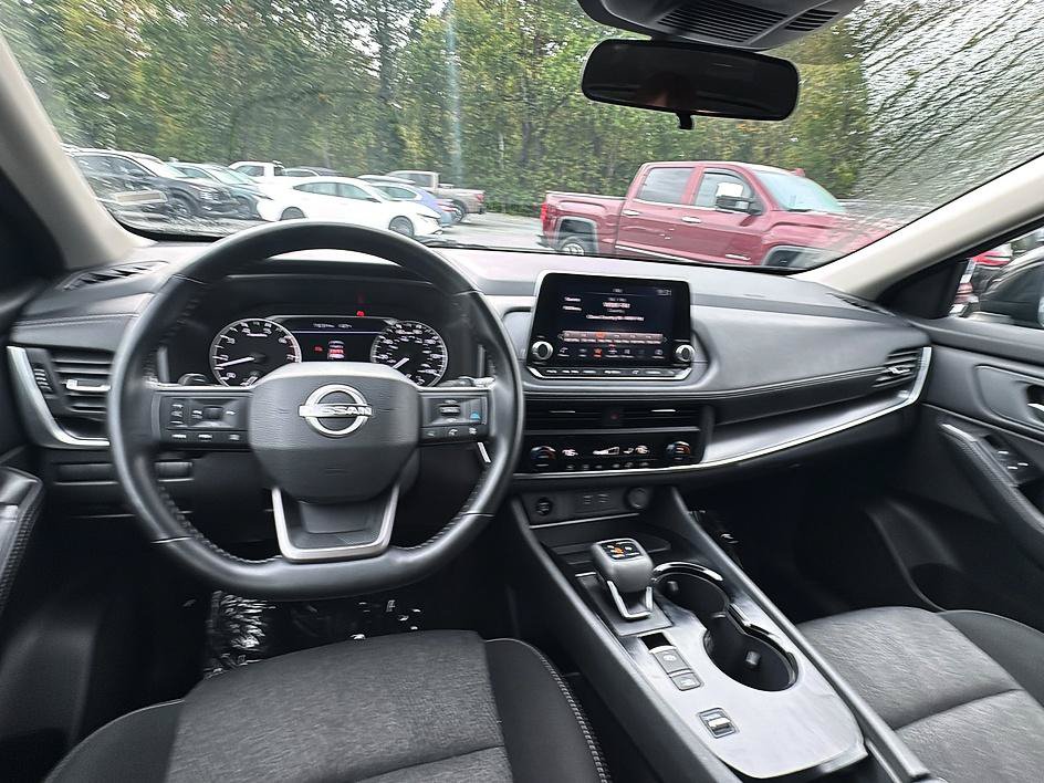 Certified 2025 Nissan Rogue SV FWD image 29