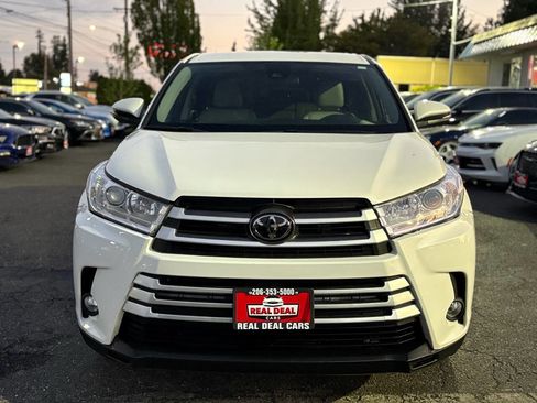 Used 2017 Toyota Highlander Plus w/ Carpet Mat Package image 4
