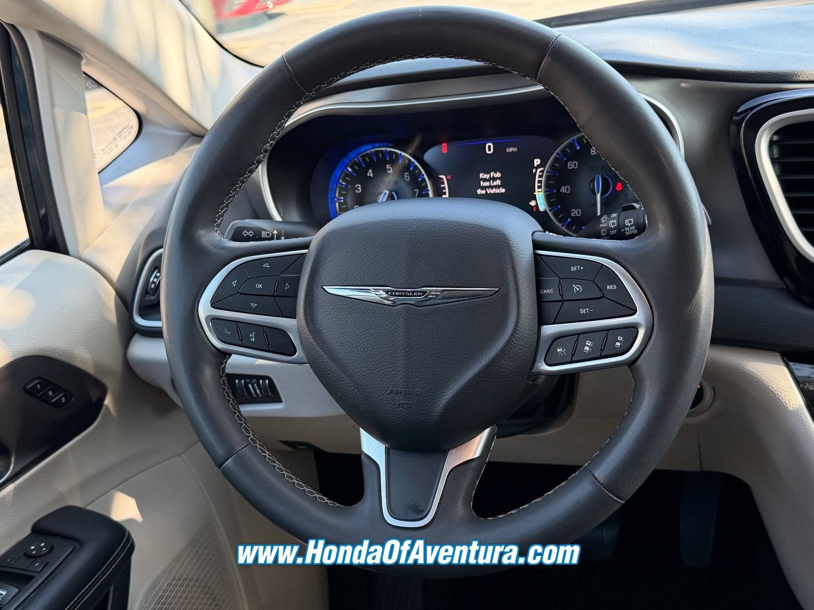 Used 2023 Chrysler Pacifica Touring-L FWD image 18