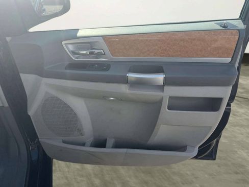 Used 2008 Chrysler Town & Country Limited w/ Entertainment Group #3 FWD image 8