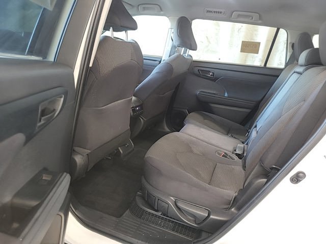Used 2022 Toyota Highlander LE AWD/4WD image 12