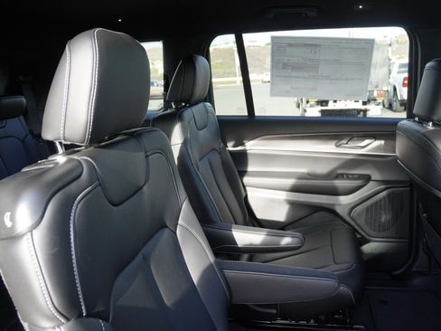 New 2025 Jeep Grand Cherokee L Limited w/ Black Appearance Package image 27