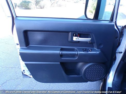 Used 2007 Toyota FJ Cruiser 4WD image 12