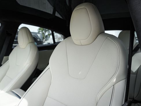 Used 2021 Tesla Model S Plaid image 17