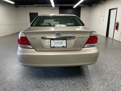 Used 2005 Toyota Camry XLE image 6