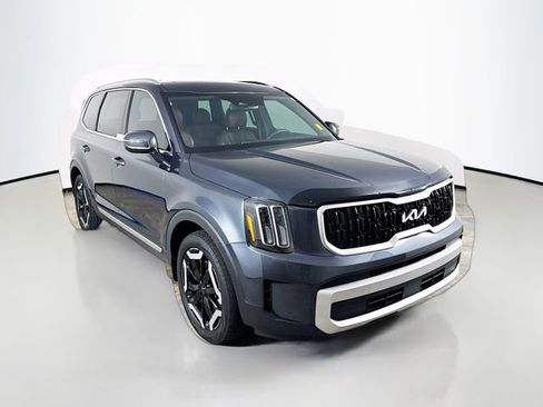 Used 2024 Kia Telluride EX w/ EX Captain's Chair Package image 3