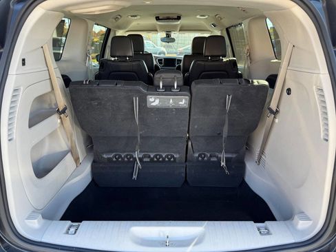 Used 2017 Chrysler Pacifica Touring-L image 11