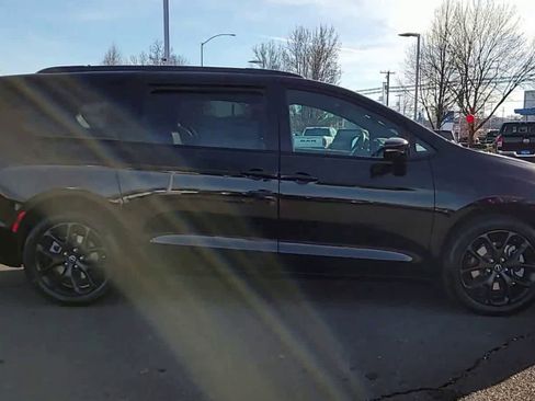 New 2026 Chrysler Pacifica Select image 9