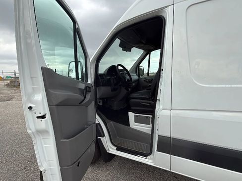 Used 2017 Mercedes-Benz Sprinter 2500 image 12