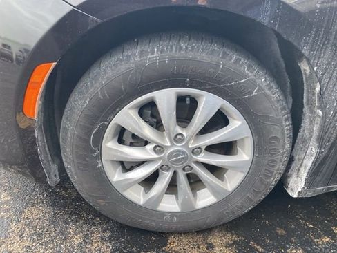 Used 2017 Chrysler Pacifica Touring-L image 14