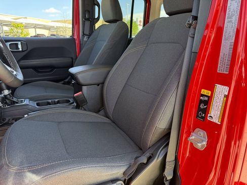 Used 2025 Jeep Wrangler Unlimited Sahara w/ Safety Group AWD/4WD image 24
