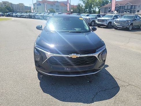 Used 2025 Chevrolet Trax LT w/ LT Convenience Package FWD image 2
