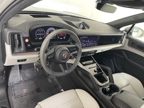 Used 2025 Porsche Cayenne GTS AWD/4WD image 4