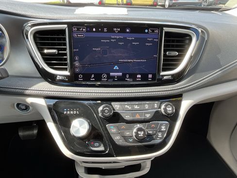 Used 2022 Chrysler Pacifica Touring-L w/ Uconnect Theater Family Group FWD image 22