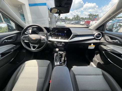 New 2026 Chevrolet Trax LT w/ LT Convenience Package FWD image 2