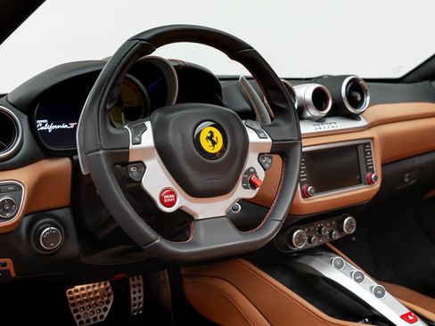 Certified 2016 Ferrari California T RWD image 4