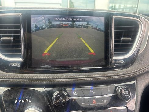 Used 2021 Chrysler Pacifica Limited w/ Uconnect Theater Family Group FWD image 15
